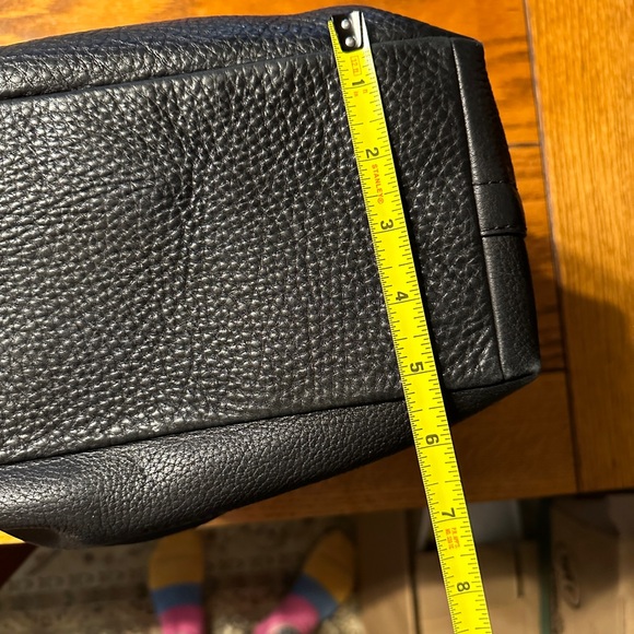 Vintage Coach Pebbled Leather bag. Beautiful! Soft leather w/swivel bolt closure - Picture 14 of 14